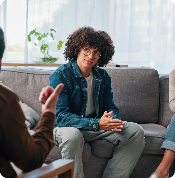 Jovem conversando com profissional em atendimento