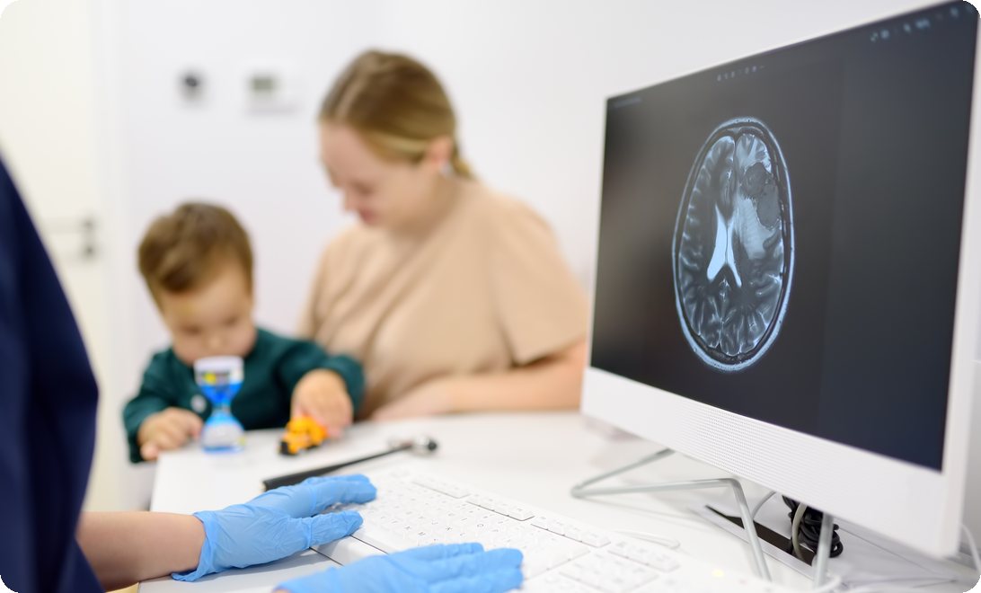 Mãe e filho em consulta médica