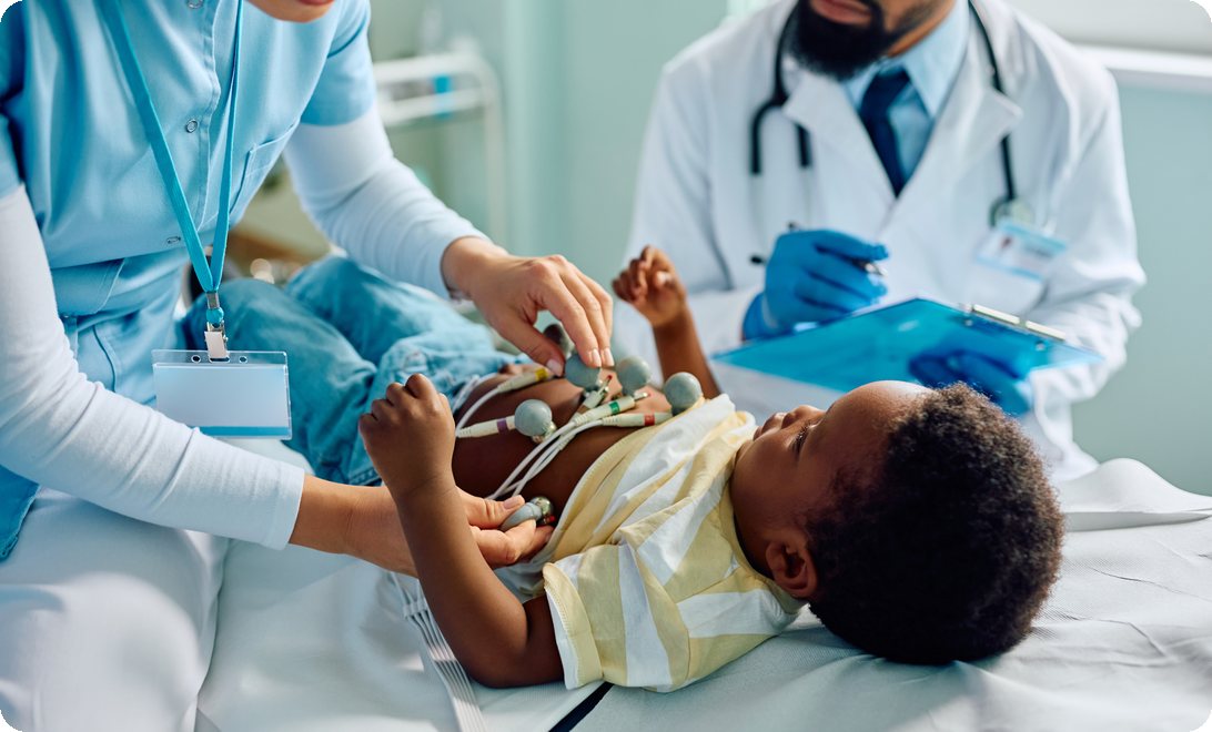 Médico e enfermeira examinando criança