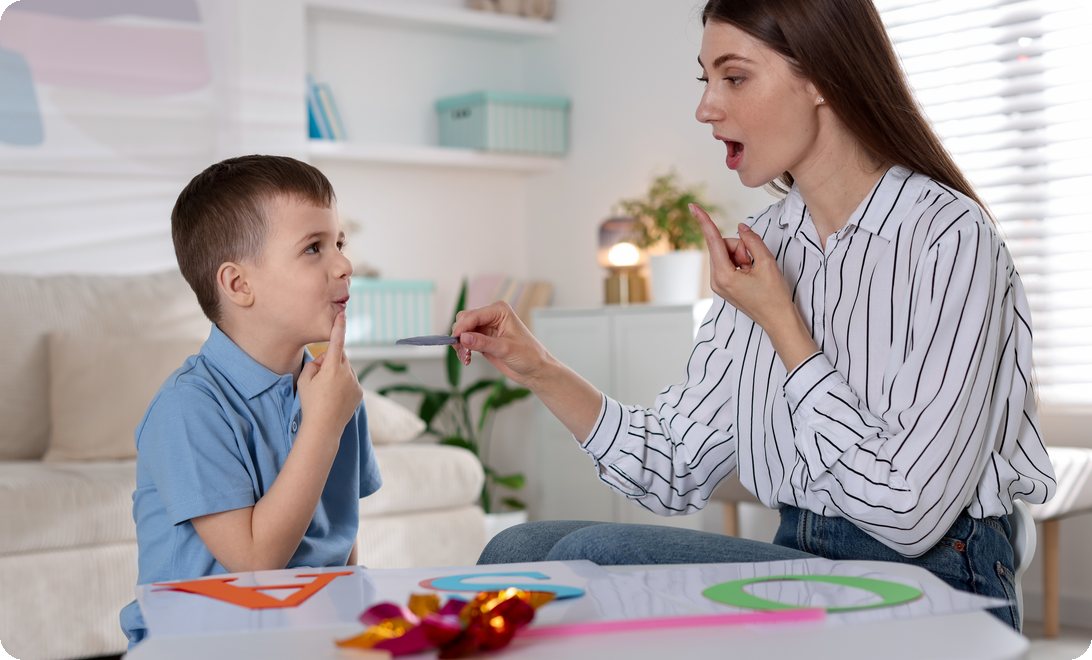 Criança aprendendo com instrutora